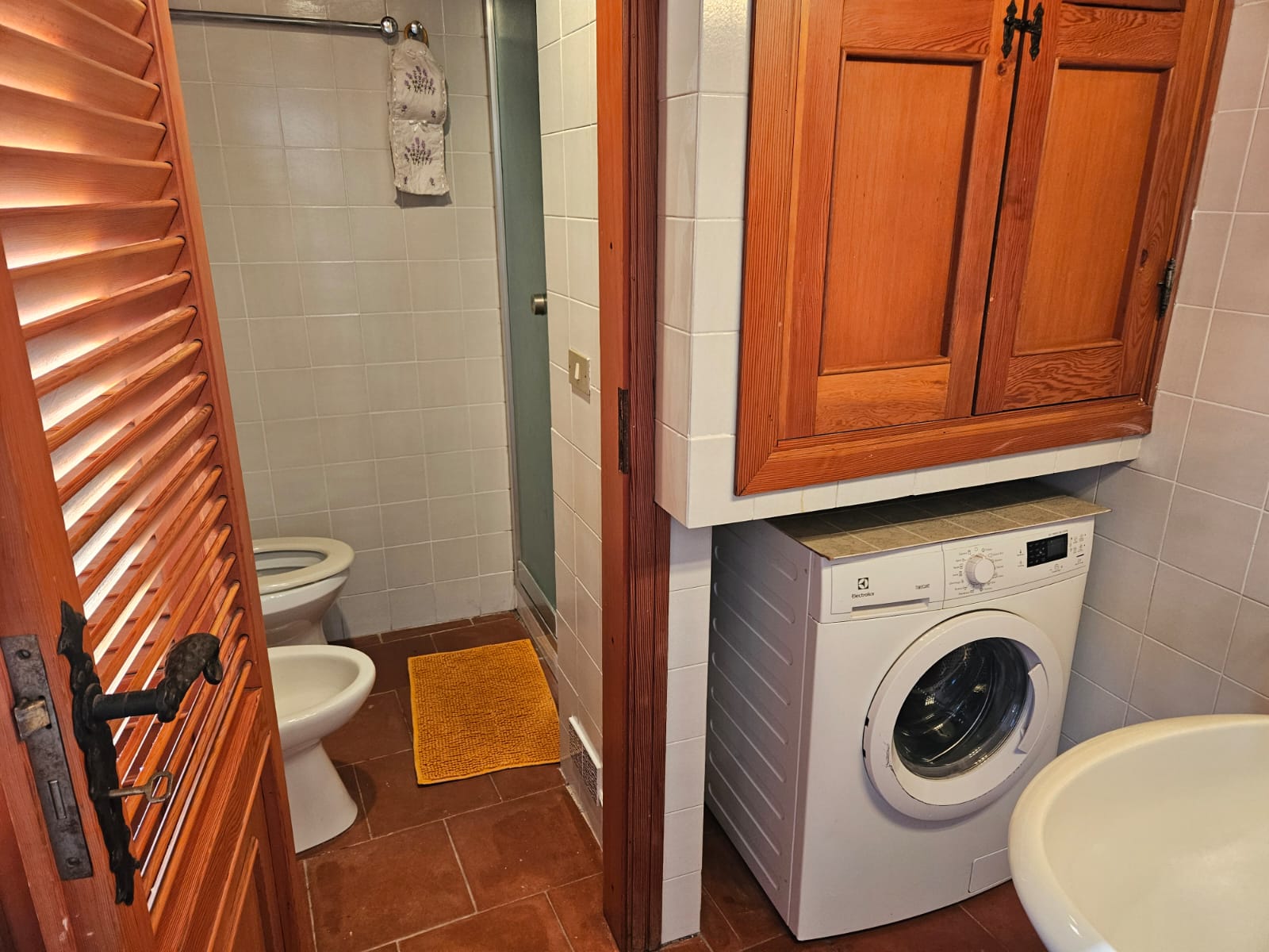 un piccolo bagno equipaggiato